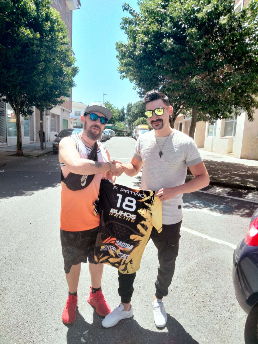 Nuestro jefe ha ido hasta Galicia para llevarle una camisetita de Buhos a nuestro amigo <a href="/FPatinno/">F.Patiño</a>.

Gracias por tratarnos tan bien en los campeonatos de <a href="/PolesimTeam/">Polesim Team</a>.

¿Tic Tac?