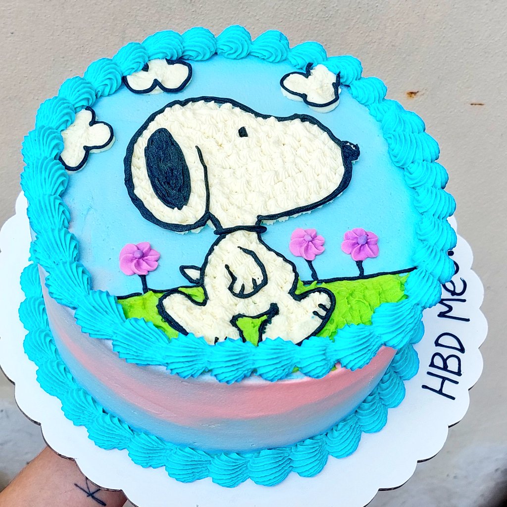 sweethn2016's tweet photo. Diseño de referencia vs. Producto final 🥰✨️ #snoopy #cake #sweethn https://t.co/uhHM2PmYQI