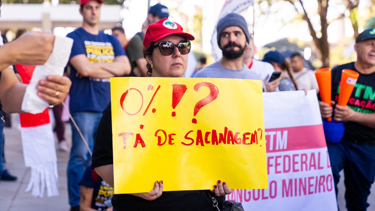 andessindicato's tweet photo. O governo federal diz que não tem espaço no orçamento 2024 para a educação federal, mas aprovou reajuste de 77,15% para a Polícia Penal até o final do mandato, com início dos pagamentos ainda esse ano. 
#EducacaoNoOrcamento https://t.co/lsExGtU0qf