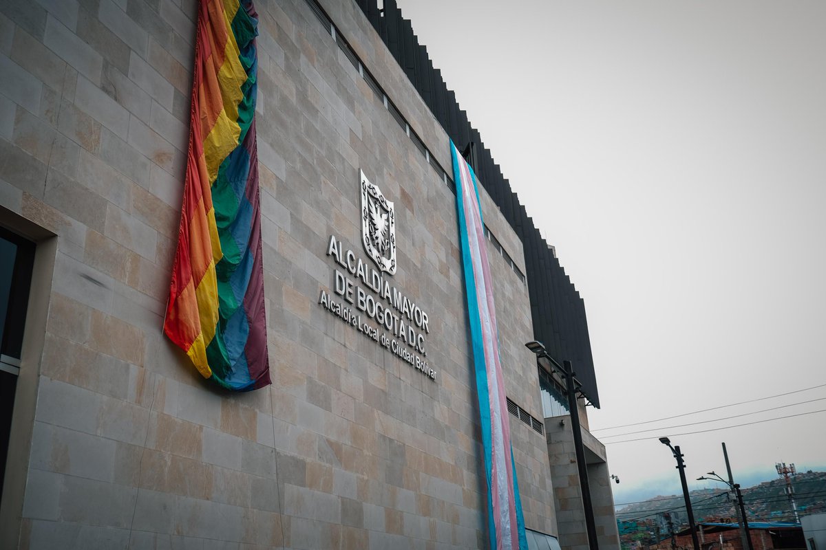 ALCBolivar's tweet photo. 🌈 La Alcaldía Local conmemora el mes del orgullo LGBTIQ+ con la izada de las banderas de la diversidad, simbolizando lucha y respeto por las identidades de género diversas. 🤝✨ La Fundación Conconcreto se unió al evento en apoyo y reconocimiento de los derechos universales. https://t.co/WLeLbXH6bJ