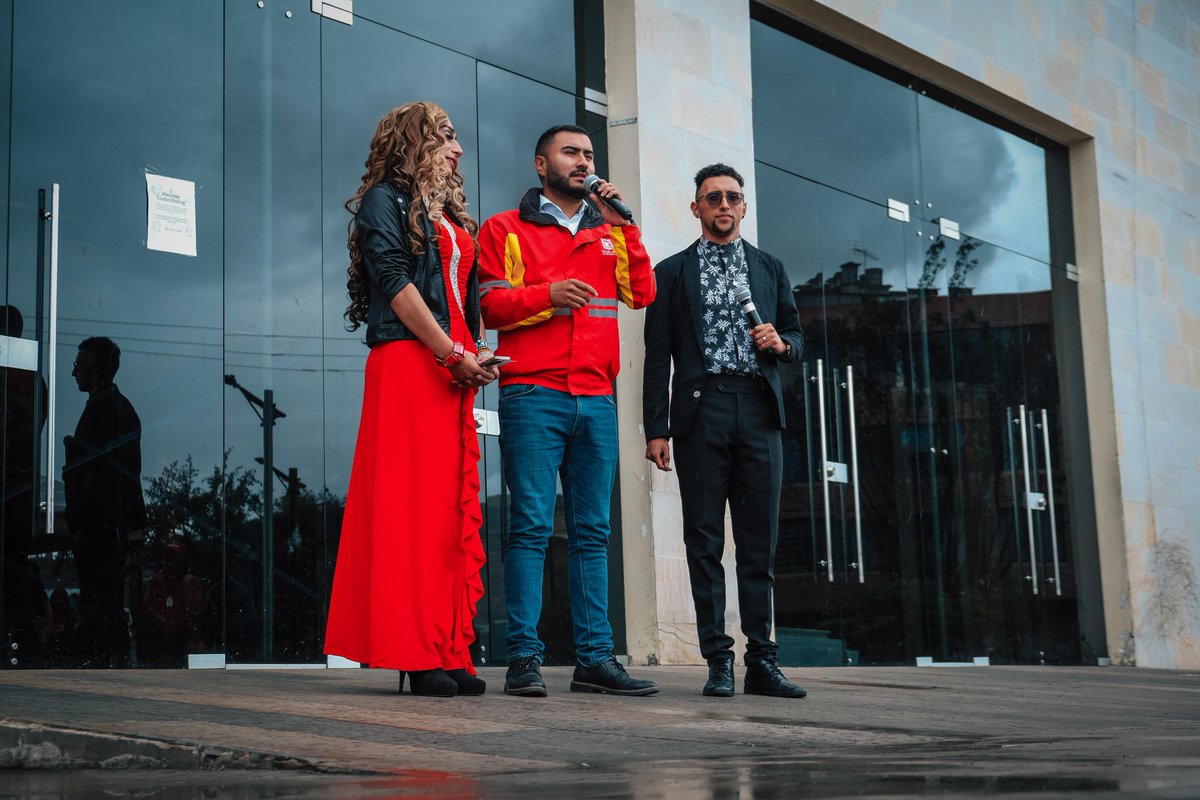 ALCBolivar's tweet photo. 🌈 La Alcaldía Local conmemora el mes del orgullo LGBTIQ+ con la izada de las banderas de la diversidad, simbolizando lucha y respeto por las identidades de género diversas. 🤝✨ La Fundación Conconcreto se unió al evento en apoyo y reconocimiento de los derechos universales. https://t.co/WLeLbXH6bJ