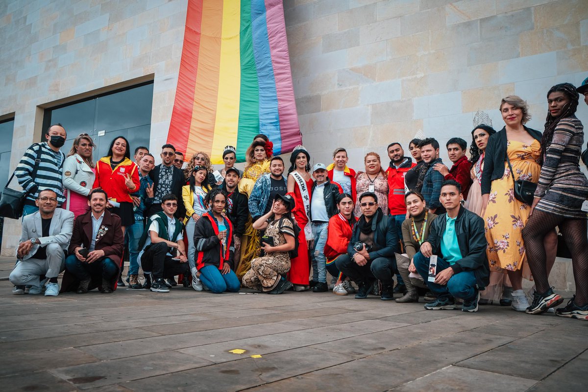 ALCBolivar's tweet photo. 🌈 La Alcaldía Local conmemora el mes del orgullo LGBTIQ+ con la izada de las banderas de la diversidad, simbolizando lucha y respeto por las identidades de género diversas. 🤝✨ La Fundación Conconcreto se unió al evento en apoyo y reconocimiento de los derechos universales. https://t.co/WLeLbXH6bJ