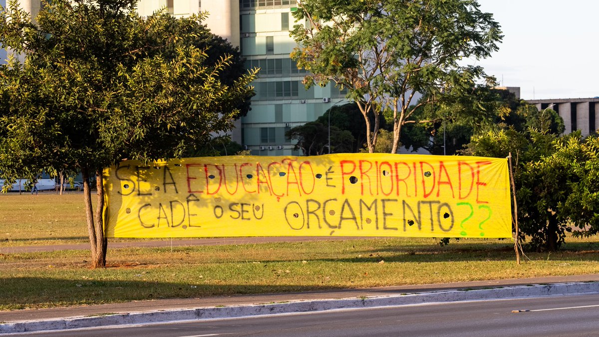 andessindicato's tweet photo. O governo reverteu o bloqueio de R$ 2,9 bilhões do orçamento 2024. Esses recursos podem ser investidos na educação federal. 
#EducacaoNoOrcamento https://t.co/U8SAWGkijF