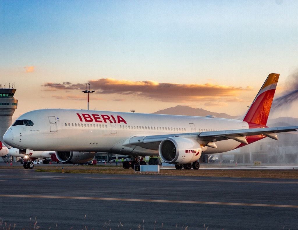 kikebeltranena's tweet photo. Me es grato anunciarles que hemos firmado un acuerdo de códigos compartidos con @Iberia para ampliar la conectividad  entre Europa y México. 

Ofreciéndo más opciones para viajar en México a través de 25 destinos nacionales. ✈️ https://t.co/5uxPsJoxIs