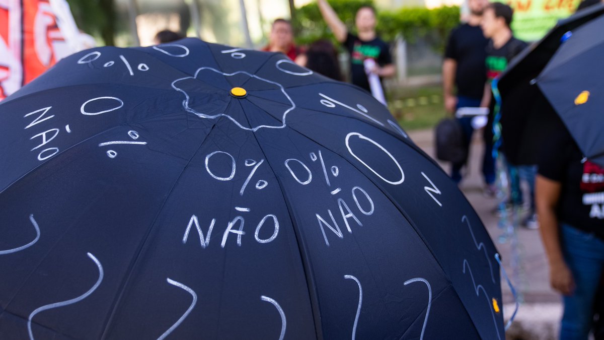 andessindicato's tweet photo. O governo federal escolheu manter o reajuste de 0% em 2024, a desestruturação da carreira e a asfixia orçamentária das IFEs. 
#EducacaoNoOrcamento https://t.co/O0M9x8VSTO