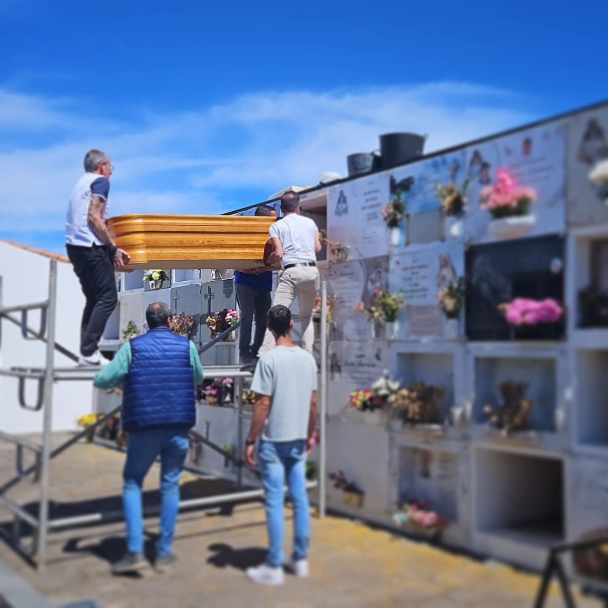A esta hora ayer estaba vivo, agonizando y habiendo bebido agua de mar. La muerte se produjo por inanición e ingesta de agua salada. Menos de 24 horas después su cuerpo yace en un ataúd, en el cementerio de El Mocanal. En una isla del Atlántico que guarda demasiadas víctimas a