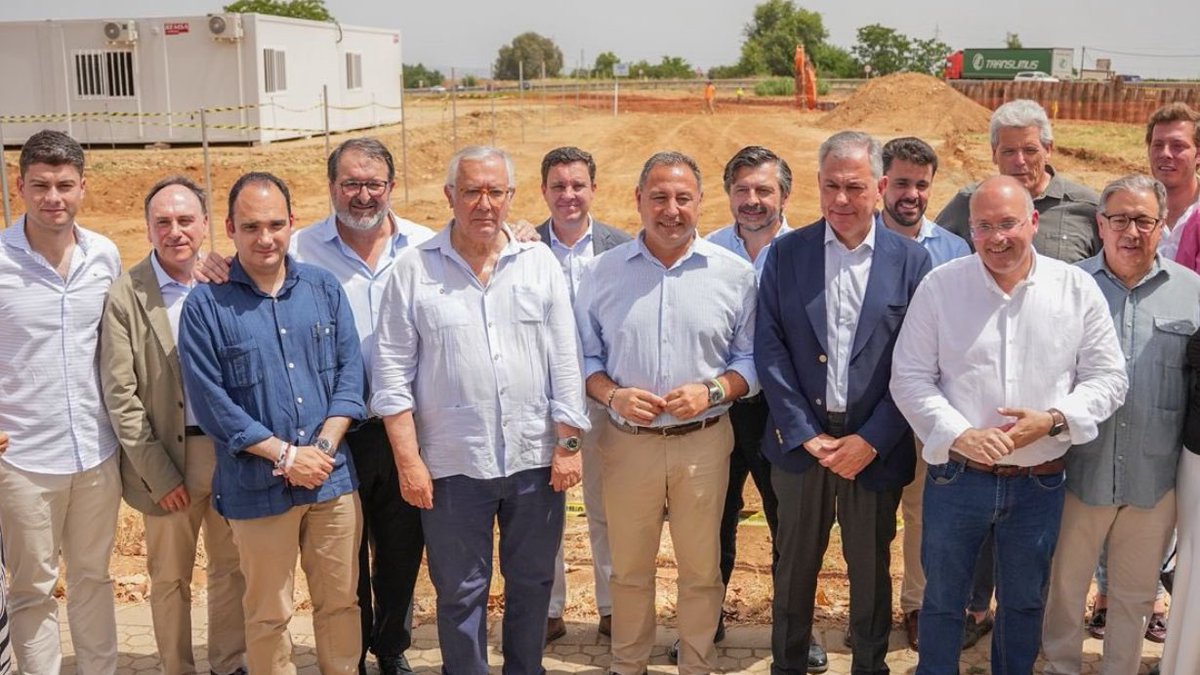 lucifdezplata's tweet photo. 🤔 Cuenta la leyenda que una vez vieron a mujeres en el Partido Popular… 

El señorito Arenas, el los dos peores alcaldes de Sevilla, cuatro señoros y un viejoven = PP de Sevilla. https://t.co/AdGsFokQ4J