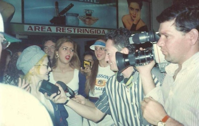 orlandosalerno's tweet photo. Cyndi Lauper llegando a Asunción en el marco de su gira Twelve Deadly Cyns World tour, que la llevó a tocar en el León Condou, el 3 de noviembre de 1994 (via @LaVerbenaPY) https://t.co/UVvPphiZxF