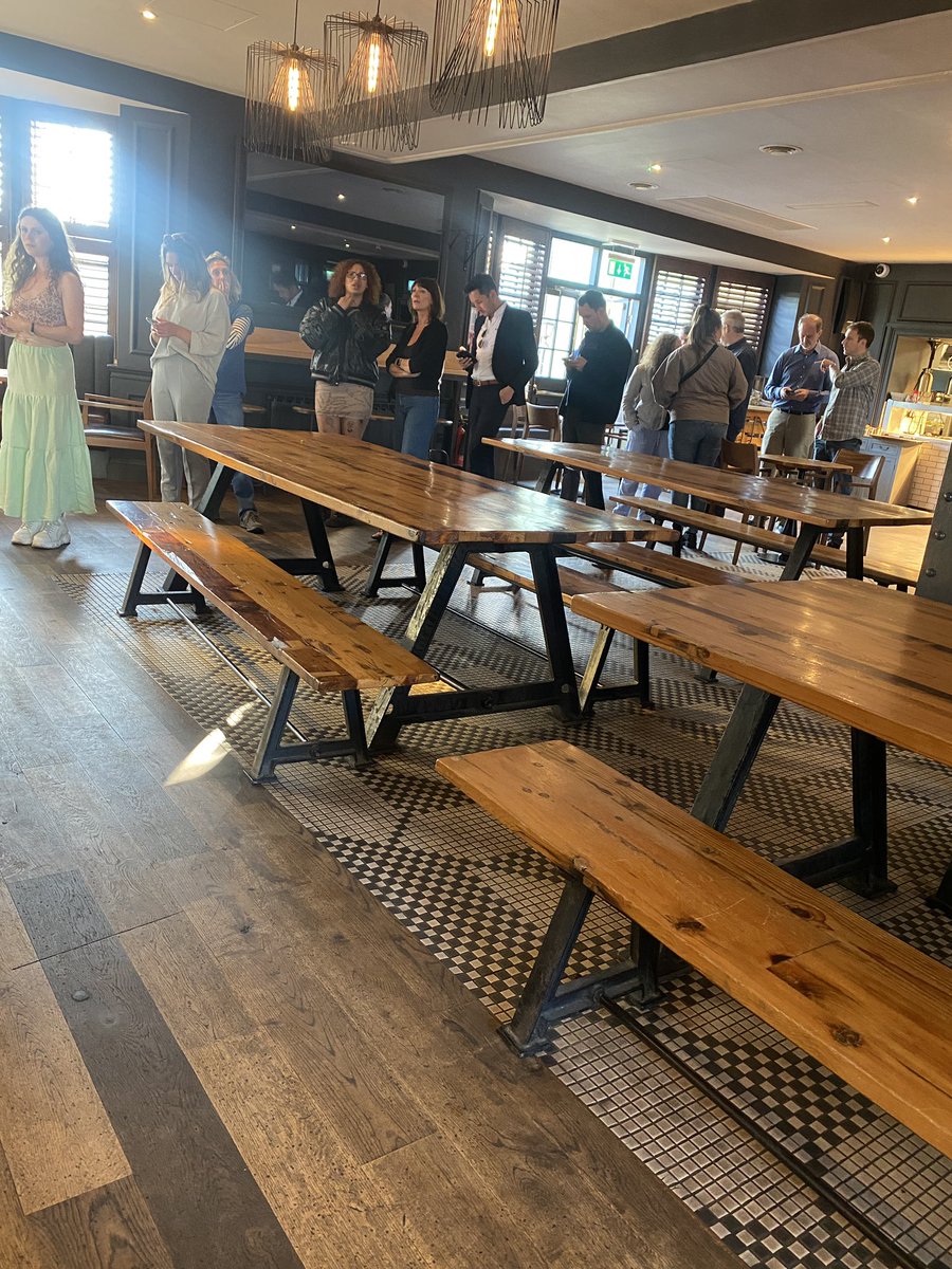 pengu39's tweet photo. @QueuesPub White Lion Pub. Avon Gorge Bristol. 8 staff, 3 pouring, 5 “managing” 🙄🤦🏻 https://t.co/pihSl8yIC4