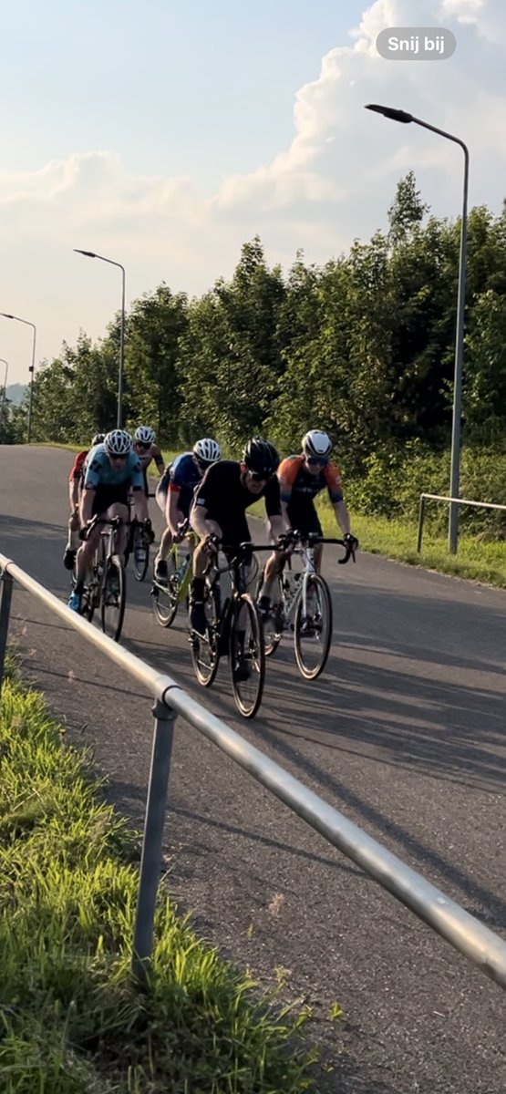 elviraSalet's tweet photo. Donderdag 6 juni #ZAC- #DEBULTVAN #KAMPEN 2024 #Regiowedstrijd #Criterium pakte Jonas Bakker (langebaan #DSTOOST) met een sterke #eindsprint de #winst in B-klasse. Mark Prinsen (ex-#shorttracker) deed hetzelfde en sprintte naar de winst bij de A-Klasse https://t.co/tFxxEs6RyN