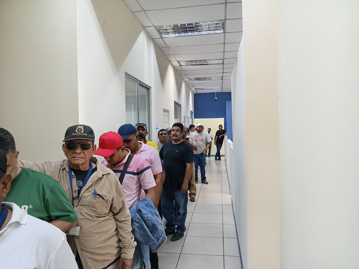 FondoSocialFSS's tweet photo. El @CIV_Guatemala con el acompañamiento de la #ONSEC realizaron el proceso de verificación y comparecencia del personal del Fondo Social de Solidaridad para descartar plazas injustificadas.

#GuatemalaSaleAdelante https://t.co/qopvYlU8iB