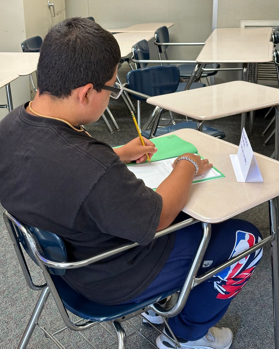 SierraSpartans's tweet photo. Our teachers are helping middle school students become better readers and writers through this year's summer school program! This morning, Ms. Concha encouraged students to write down what they know and what they'd like to learn about figurative language. #SummerSchool #Literacy https://t.co/8YDDMaQ5WZ