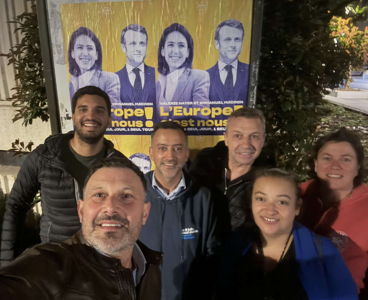 iacovellixavier's tweet photo. Les panneaux de #Suresnes aux couleurs de la liste @BesoindEurope avec @ValerieHayer 
Merci à notre candidat altosequais @Romain_ATLANTE et aux @JeunesMacron92 pour leur présence. https://t.co/Og4HYFemKc