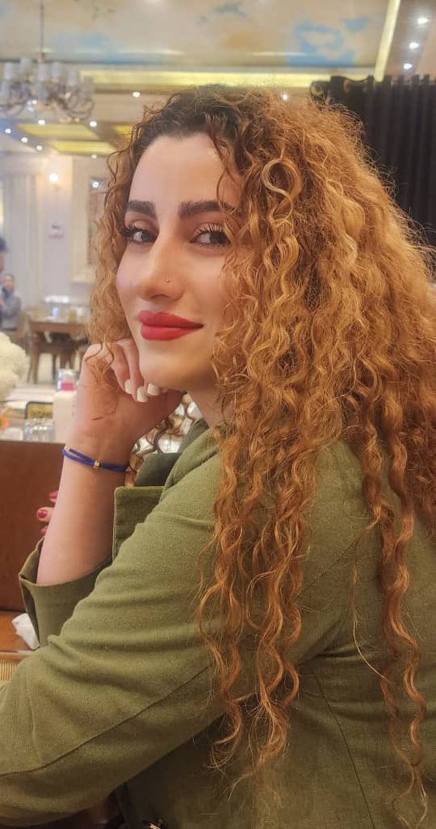 Bijan63's tweet photo. #Iran:
Update: wat een moed ❤️❤️

Voormalig gevangengenomen politiek activiste van de #WomenLifeFreedom-beweging #HamidehZeraei, die haar verbanningsstraf uitzat in de stad Rasht, werd opnieuw gearresteerd omdat ze weigerde de hijab te dragen op het politiebureau waar ze zich elke 72 uur moest melden.

Wees svp haar stem.