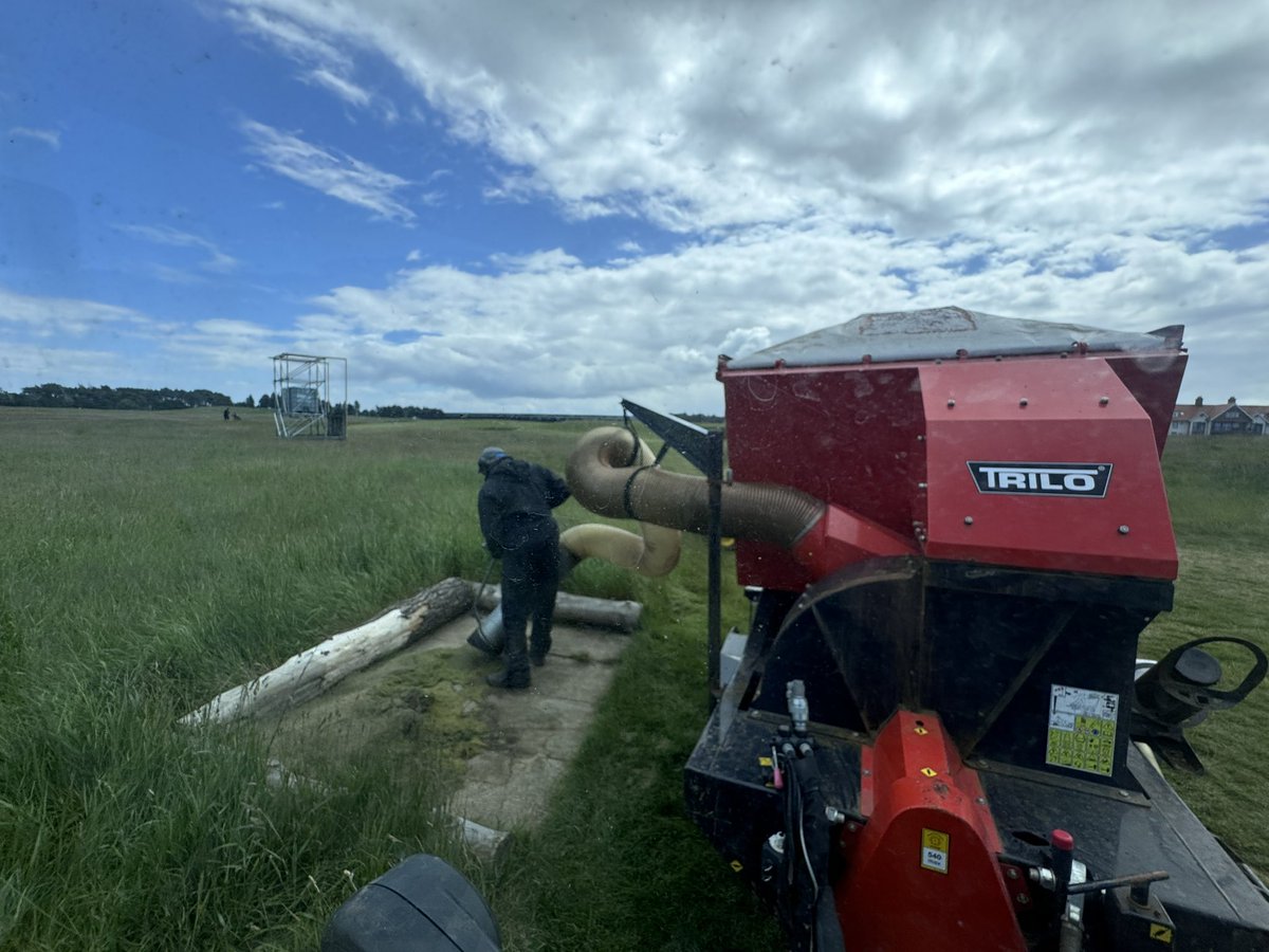 Liamcampbell808's tweet photo. Saves shovelling grass bays 😂🤷‍♂️ @JoeBurnsTurf https://t.co/YcMUvKh2W3