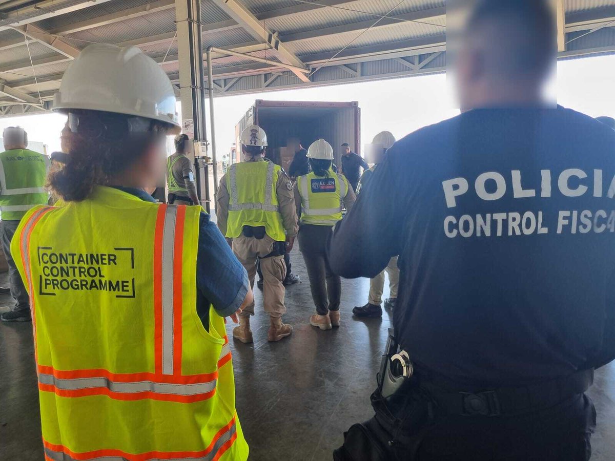 UNODC_ROPAN's tweet photo. 1/2
En #CostaRica🇨🇷 | @UNODC_WCO_CCP finaliza el entrenamiento especializado en control de contenedores con la participación de 3⃣0⃣ oficiales 👮‍♀👮‍♂. 

#UNODC
#POCRI
#MinisterioSeguridadPública
#ICD
#AduanasCostaRica

@seguridadcrc
@presidenciacr https://t.co/p6sR71df7K
