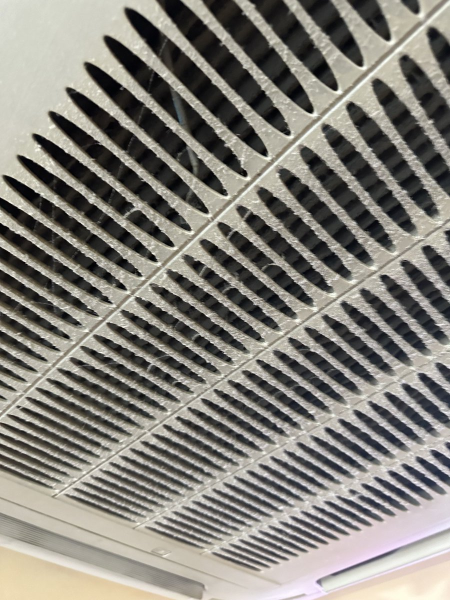 Así las rejillas de aire acondicionado en su sucursal Juan Pablo II sobre insurgentes <a href="/StarbucksMex/">Starbucks México</a> 🥴