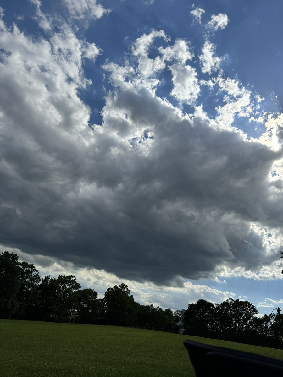 TiaNKy1's tweet photo. Clouds in Millville #KYWX @Kentuckyweather https://t.co/cyeINNqHte