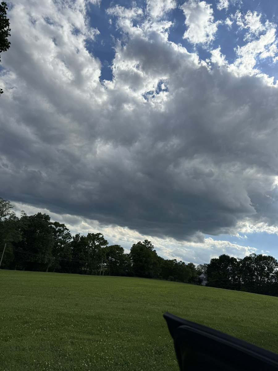 TiaNKy1's tweet photo. Clouds in Millville #KYWX @Kentuckyweather https://t.co/cyeINNqHte
