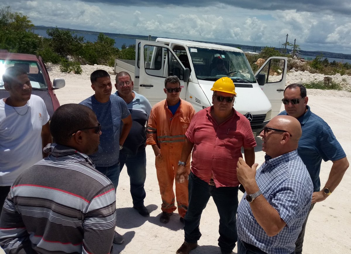 Castillito85's tweet photo. De recorrido el Ministro de la Construcción, el Presidente de Cubacons, el Director de la Emp. de Const. y Montaje de Mtzas, Directivos y Especialistas por obras de interés, instalaciones, centros productores. Intercambios de preocupaciones, estrategias de trabajo y alternativas https://t.co/MwhVxUHafO