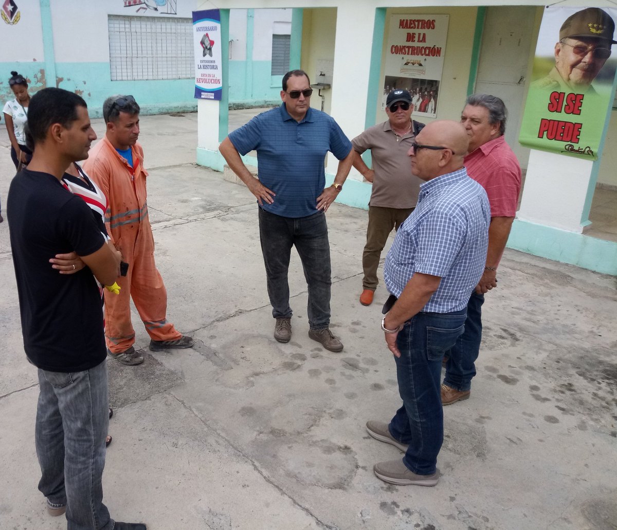 Castillito85's tweet photo. De recorrido el Ministro de la Construcción, el Presidente de Cubacons, el Director de la Emp. de Const. y Montaje de Mtzas, Directivos y Especialistas por obras de interés, instalaciones, centros productores. Intercambios de preocupaciones, estrategias de trabajo y alternativas https://t.co/MwhVxUHafO