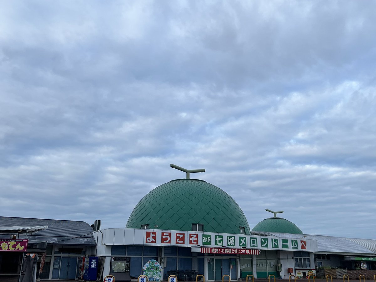 kaede7030's tweet photo. おはようございます😃

6/7(金)熊本は☁️28℃
明日は☔️��様。

昨日から熊本菊池市へ。
メロン🍈ドーム道の駅で
車中泊

インパクトある景観の道の駅！

よい1日になりますように🍈☺️

#七条メロンドーム https://t.co/2C5MTdLfER