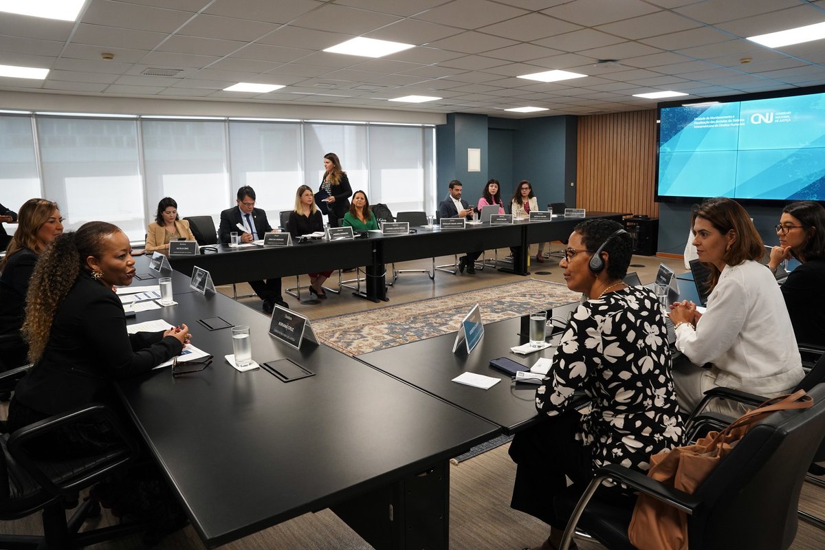 A Presidenta da #CIDH Roberta Clarke está no #Brasil para acompanhar as recomendações do caso Maria da Penha e para participar da mesa de trabalho sobre as #MedidasCautelares de Bruno Pereira, Dom Phillips e 11 membros da UNIVAJA.
A delegação se reuniu com o Ministro das Relações