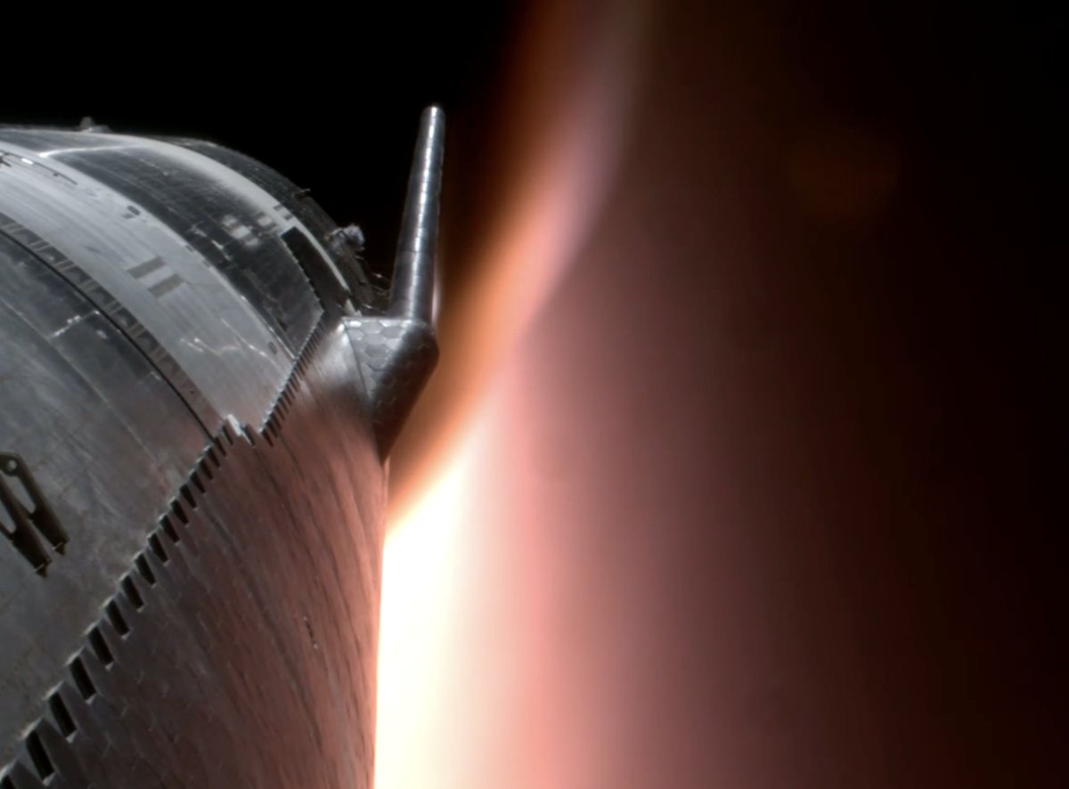 SawyerMerritt's tweet photo. The colors from SpaceX's Starship reentry today were 🔥 https://t.co/o10XiVy895