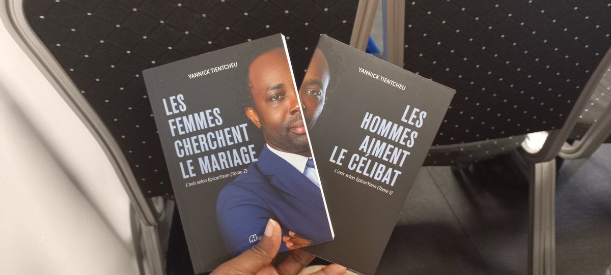 YolandaEnams's tweet photo. Magnifique soirée de dédicace de la double sortie des livres de mon AP @YanTientcheu. 
Salle pleine, ambiance bon enfant, si on ne stoppait pas avec les questions on en aurait eu pour toute la soirée. 
Thèmes très intéressants et réels, Bravo et merci pour le clin d'œil 🤣🤣 https://t.co/asXQTu4zL1