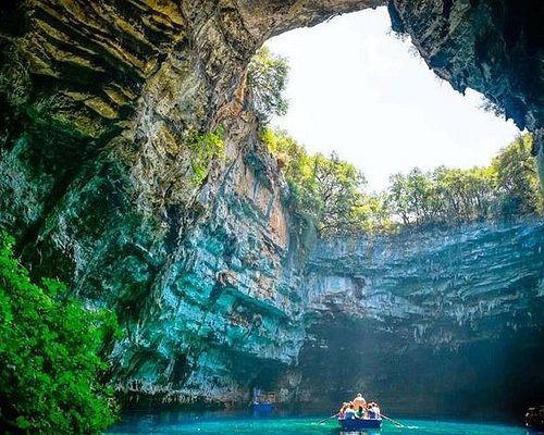PassportLifeGO's tweet photo. Phong Nha-Ke Bang National Park, Vietnam: Explore a network of subterranean rivers and magnificent cave formations like Hang Sơn Đoòng, the world's largest cave by volume. This UNESCO World Heritage Site boasts hidden wonders waiting to be unveiled. 🇻🇳 https://t.co/NPvXa9YTuk