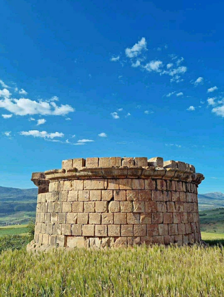 maelassal's tweet photo. #Tiddis, l'antique Castellum Tidditanorum à #Constantine : Mausolée circulaire que Quintus Lollius Urbicus, natif de Tiddis, fils d'un propriétaire terrien berbère #numide, devenu préfet de #Rome, a dédié aux cinq membres de sa famille. 🇩🇿
#Algérie
#قسنطينة
#الجزائر https://t.co/icJnfUwQwC
