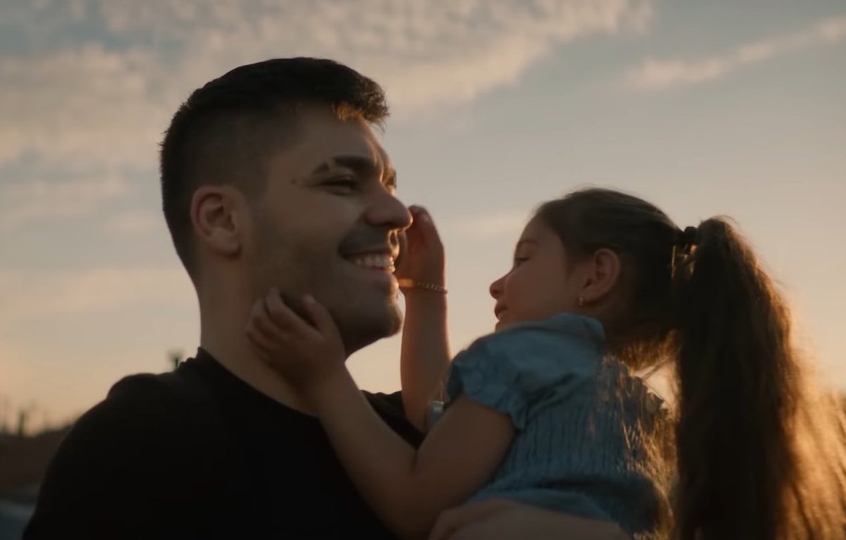 Silcomel's tweet photo. Baba olmak o kadar yakışmış ki 🥺🖤 #birkaranfil https://t.co/UZsuyZZOcu