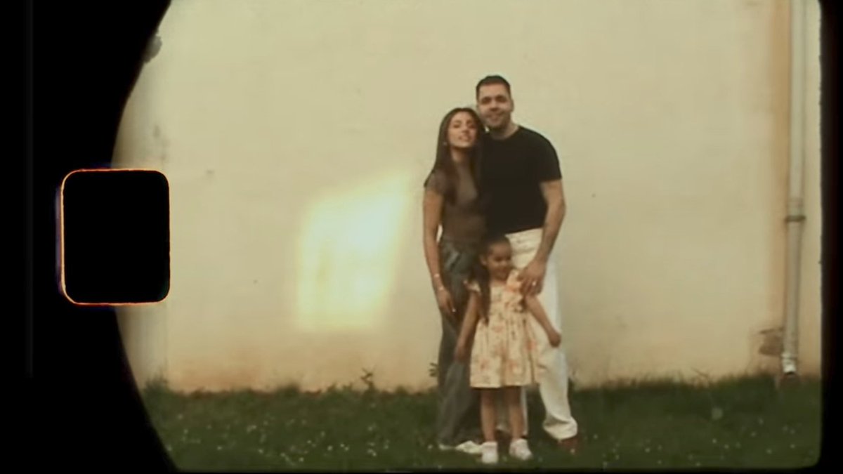 Sıla Türkoğlu, Emir Can İğrek'in "Bir Karanfil" adlı şarkısının klibinde rol aldı.