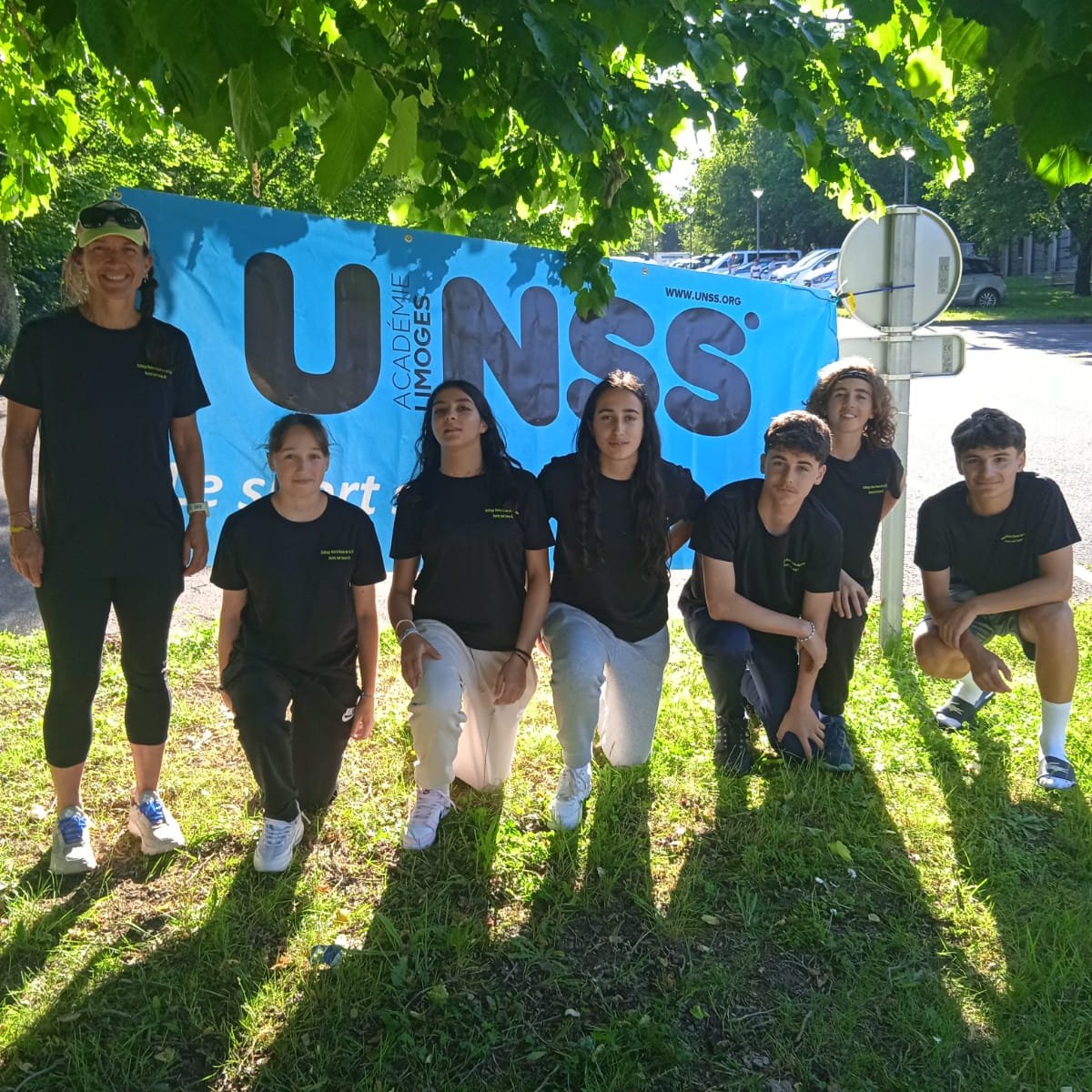 Maxime,  Andrea, Hanna, lily rose, Erwann et Eliott se sont qualifiés pour les quarts de finale des championnats de France UNSS de Tennis après avoir  battu le collège d' Evry. 
Cet après midi, matchs contre Draguignan, tête de série numéro une...  Allez La Team NDFaye 🫶