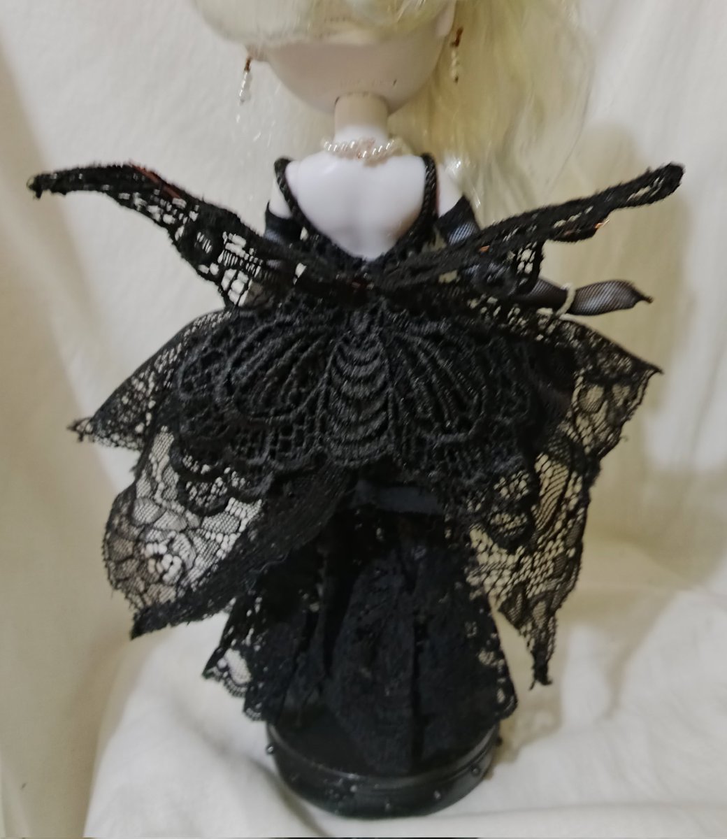Well here I present the audition of Vienne Zima, in a black lace dress. The main inspiration for this costume is a moth and Rihanna in the 2012 Victoria Secret show.