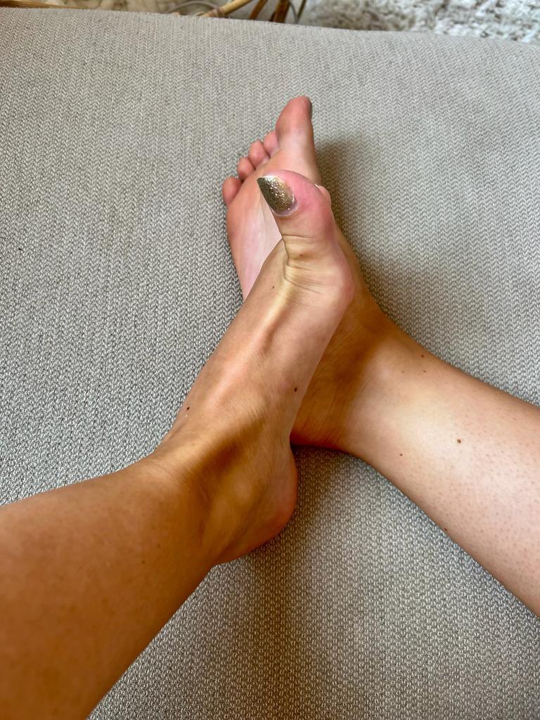 Danytsaa's tweet photo. I hope @Maturefootlover will  love those beautiful feet will gold nails color ! 😘 

Hope you guys will post in comment and DM your hard dick in front this pic !💦

#feet #feet_lover #feet_pic #feetfinder #feetcontent #feetpicsforsales https://t.co/FGukjDpJNS