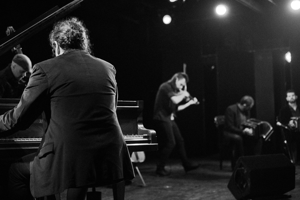 El martes que viene volvemos a encontrarnos en Pista Urbana para presentar "Noche random". 11 de junio 21hs en Chacabuco 874, San Telmo.
Entradas a a la venta en tinyurl.com/astillero24