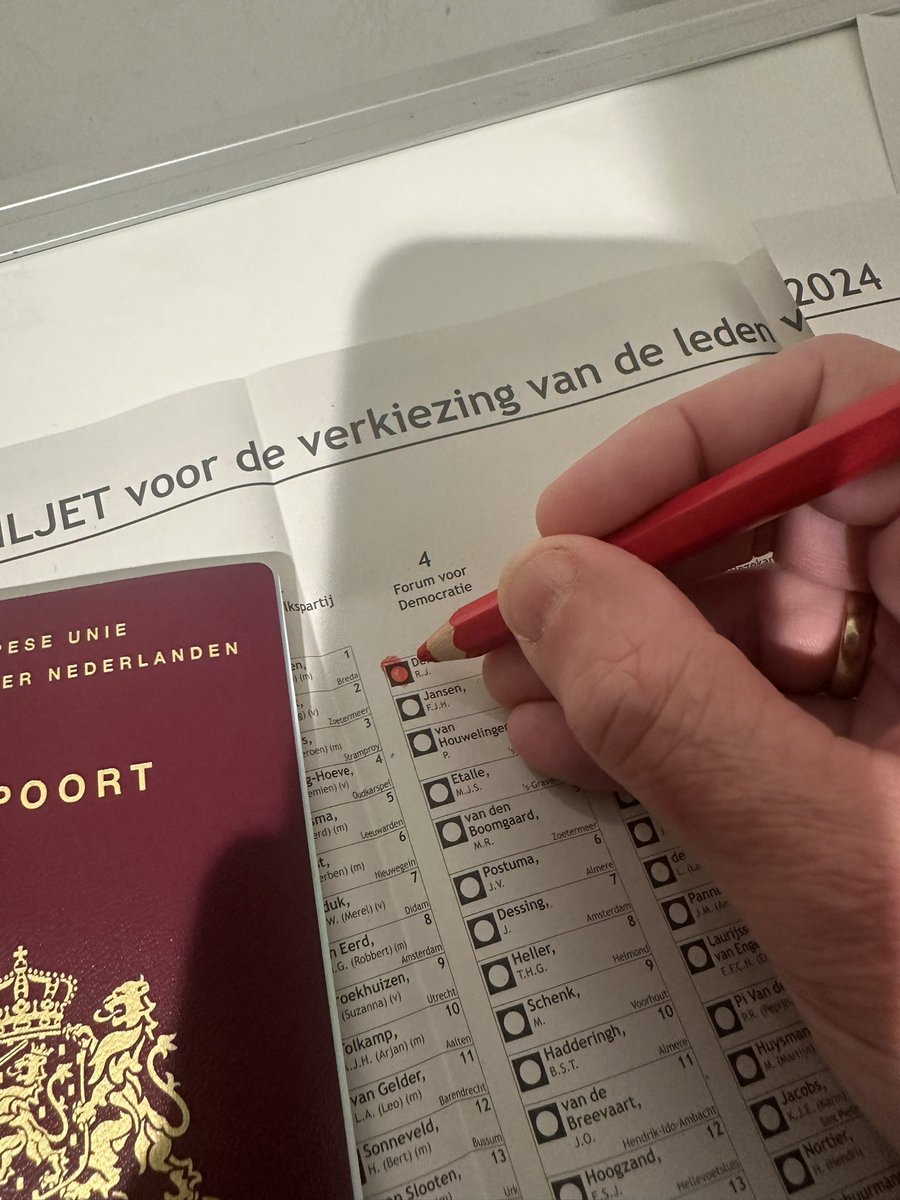 e_oosterling's tweet photo. Geen moeilijke keuze @ralfdkkr #fvd
@thierrybaudet https://t.co/Jv4IgKayy9