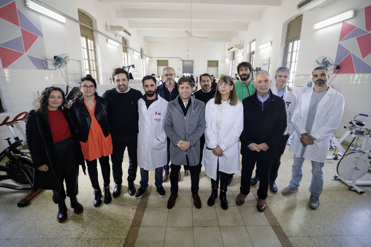 Kicillofok's tweet photo. Cuando hablamos de la importancia de un Estado presente estamos asumiendo el desafío de mejorar la salud pública, la educación y el trabajo.

Las obras de modernización y remodelación del Hospital San Martín de #LaPlata que recorrimos junto a @Julio_Alak, @nkreplak y Graciela Ramos son el resultado de ese compromiso para transformar el sistema de salud en la provincia de Buenos Aires.

Gracias a esta inversión, el hospital va a contar con nuevas áreas y más equipamiento para garantizar una mejor atención en toda la región Capital.

Este trabajo que venimos haciendo hace mucho tiempo hoy vale mucho más porque va a contramano de lo que está ocurriendo a nivel nacional y demuestra que solo es una cuestión de poner las prioridades y el esfuerzo donde corresponden.
