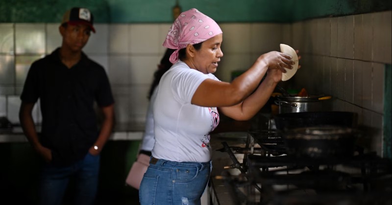 VozdeAmerica's tweet photo. 👉 El cierre de hoteles y restaurantes del interior de Venezuela por atender a dirigentes opositores, como María Corina Machado, alimenta la indignación y el deseo de cambio político, según especialistas.