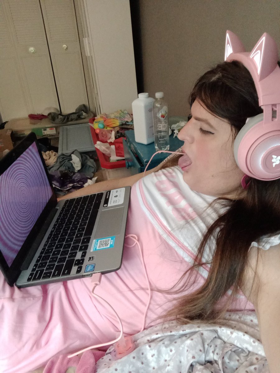 SonyaOutNProud's tweet photo. I was confwused when she putted the headphones ons me but da nice voices an da pwetty spiwals made it cwear.  Imma baby giwl, i needs my diapees, potties is fow big giwls not fow me, fowevew smol, onwy baby thoughts...*words devolve into baby babbles*#abdl #abdlhypno #abdlgirl https://t.co/hQa6S6pc8M
