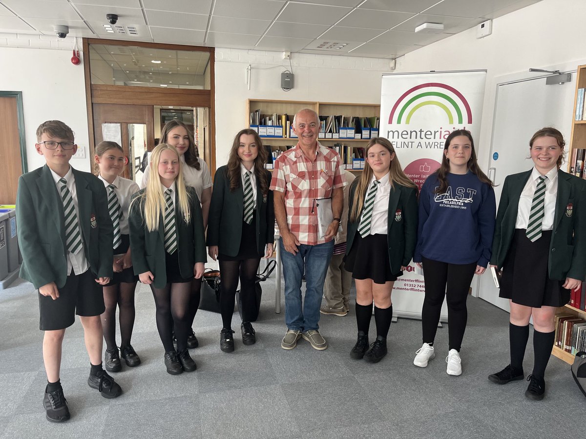 Y criw yma wedi mwynhau clywed am hanes ein hardal gan Myrddin ap Dafydd wrth iddo lawnsio’i nofel newydd yn Llyfrgell yr Wyddgrug heno📖