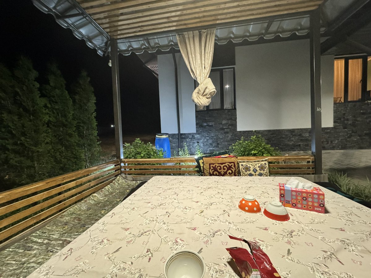 Сөрүй-тапчан сезону башталды, буюрса. Дагы деле суук кечинде Байтикте, күндүзү 25, кечинде 16 градус Цельсий.