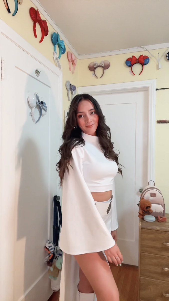 theonlysusy's tweet photo. Aren’t you a lil short for a stormtrooper? #princessleia #starwarsfan https://t.co/jSJOywZtru