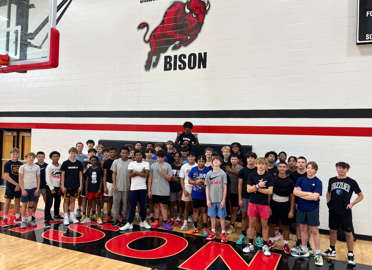 SMNBoysBB's tweet photo. Busy, busy first week of summer 

Weights &amp; conditioning
Team camp
Summer league
KAMO tournament

Excited about this group of young men https://t.co/8wVNyezR95