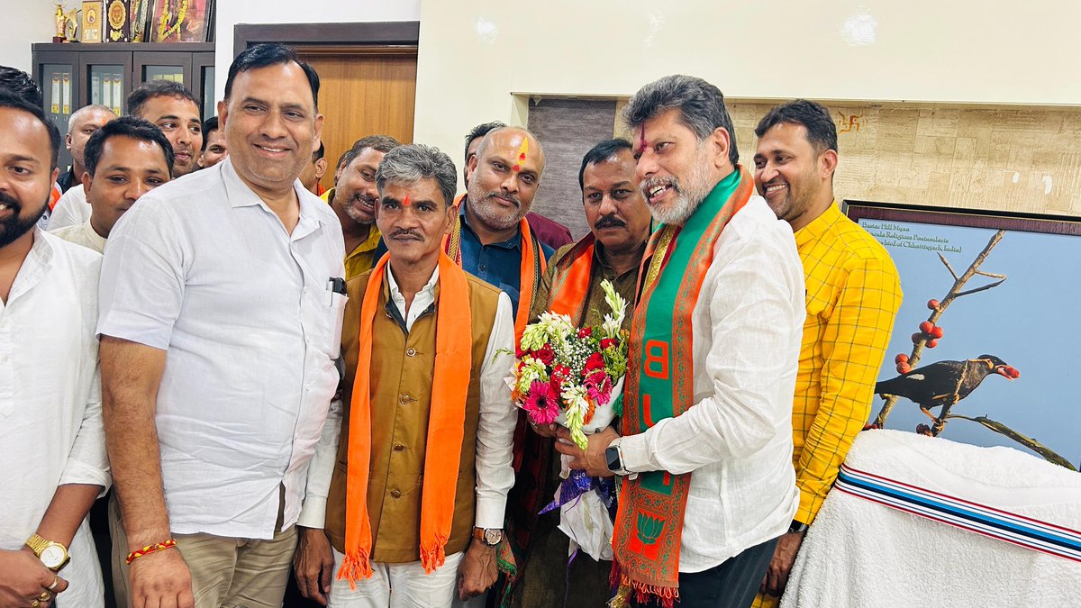 छत्तीसगढ़ भाजपा प्रदेश कार्यालय कुशाभाऊ ठाकरे परिसर में प्रदेश अध्यक्ष माननीय श्री <a href="/KiranDeoBJP/">Kiran Singh Deo</a> जी से सौजन्य भेंट कर छत्तीसगढ़ में सफलतम जीत के लिए उन्हें और पूरी टीम को बधाई दी। इस अवसर पर विधायक श्री <a href="/LalitBJPDurg/">Arjun Lalit Chandrakar</a> जी, श्री <a href="/ishwarsahumla/">Ishwar Sahu, MLA</a> जी, श्री <a href="/DipeshSahuBJP/">Dipesh Sahu</a> जी,

(1/2)