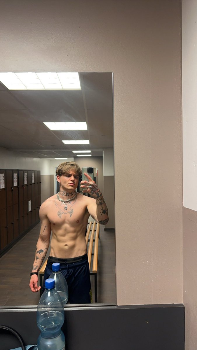 retweet if ur into tattooed men with muscles 😈