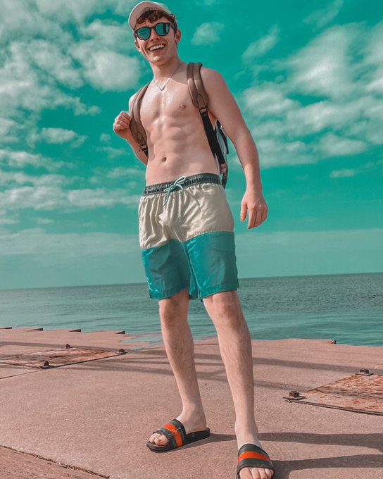 I love a good beach day https://t.co/ggBbfQkv5z