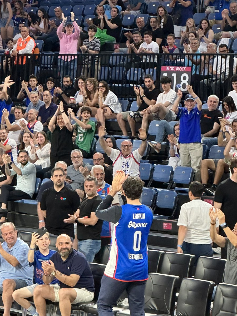 Vasilije Micic, Anadolu Efes-Fenerbahçe Beko mücadelesini takip etmek için Shane Larkin formasıyla tribünlerde yerini aldı.