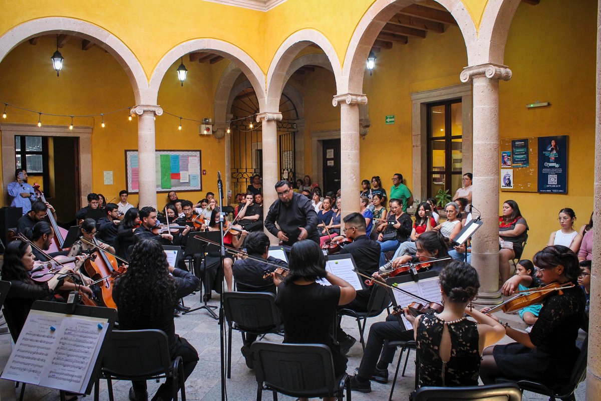 CulturaLeon's tweet photo. 🎶La Orquesta Sinfónica Pinto Reyes, nuestra #OSPIR, ofreció un exitoso concierto para cerrar temporada de presentaciones durante la primera mitad de este 2024.👏
✨Gracias por acompañarnos y ser parte de estas actividades, claro ejemplo del porqué en León #SiempreHayCultura.🤩 https://t.co/pDQsc7BuCD